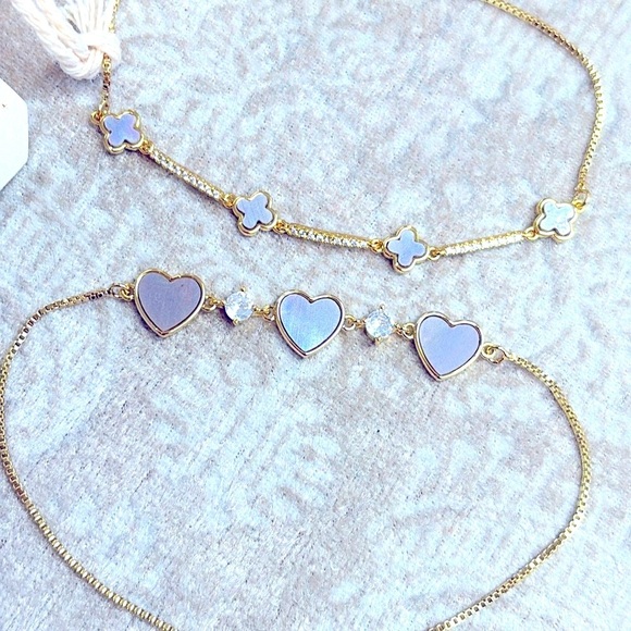 Brand New Eye Candy Set of 2 Gold Tone Adjustable Bracelets Hearts Clovers - Picture 4 of 13